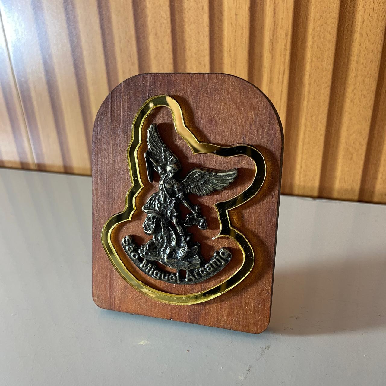 ADORNO DE MESA MADEIRA SÃO MIGUEL ARCANJO DE METAL COM ACRÍLICO 10CM (1 UNIDADE)