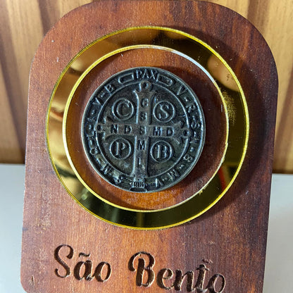 ADORNO DE MESA MADEIRA MEDALHA SÃO BENTO DE METAL COM ACRÍLICO 9,5CM(1 UNIDADE)