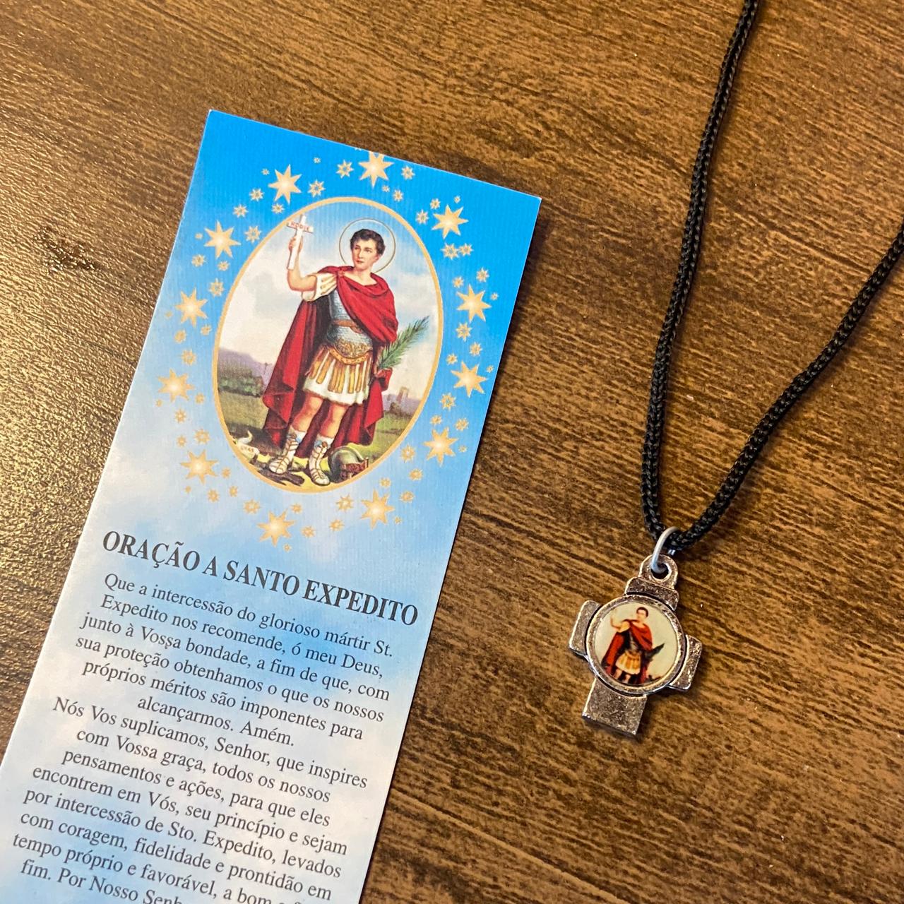 CORDÃO COM CRUZ PRATEADA RESINADA SANTO EXPEDITO (1 UNIDADES)