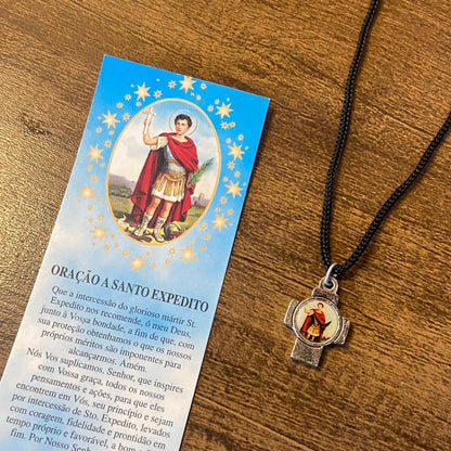 CORDÃO COM CRUZ PRATEADA RESINADA SANTO EXPEDITO (1 UNIDADES)