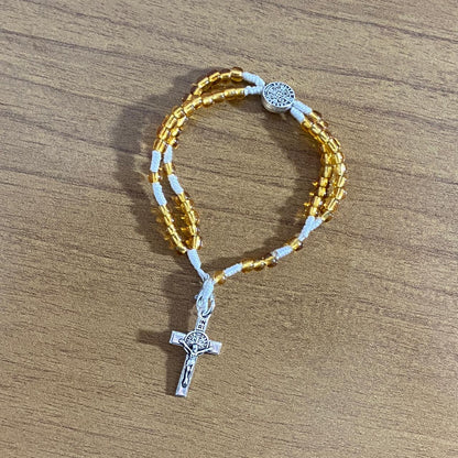 TERÇO PULSEIRA MIÇANGA DOURADA MEDALHA SÃO BENTO 4MM (6 UNIDADES)