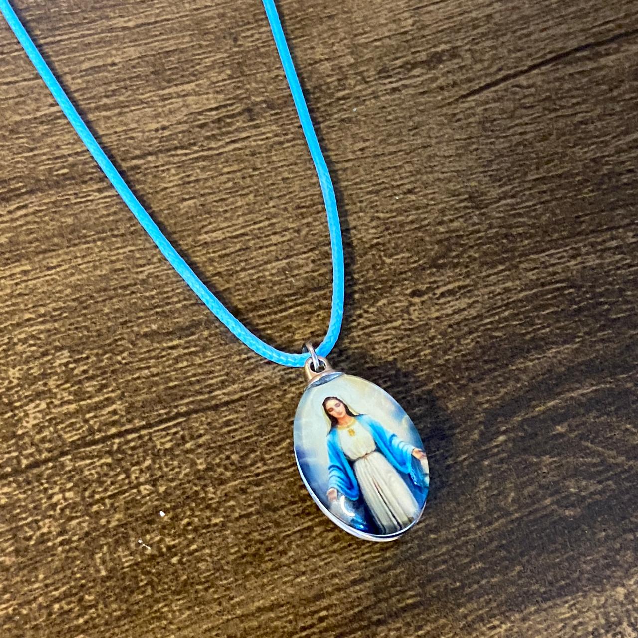 CORDÃO ENCERADO AZUL COM MEDALHA DE VIDRO DUPLA FACE NOSSA SENHORA DAS GRAÇAS ( 1 UNIDADE)
