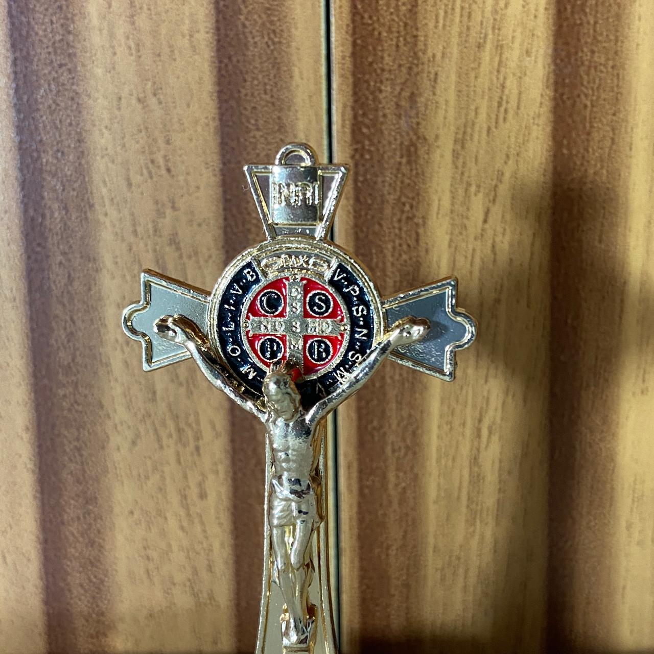 CRUCIFIXO DOURADO MEDALHA SÃO BENTO PARA CARRO  (6 UNIDADES)