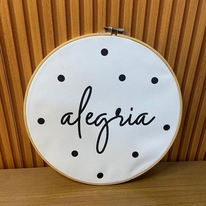 QUADRO DE TECIDO COM MOLDURA DE BAMBU ALEGRIA (1 UNIDADE)