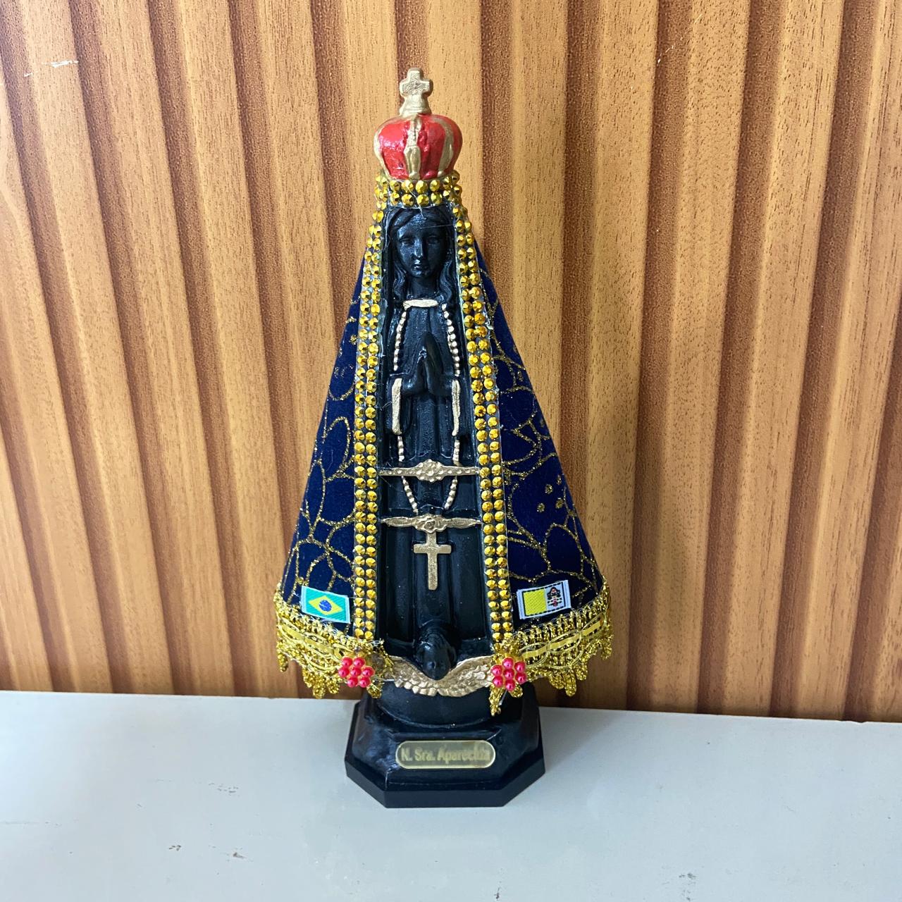IMAGEM DE PLÁSTICO NOSSA SENHORA APARECIDA COM MANTO E STRASS  MOD2 20CM  (1 UNIDADE)