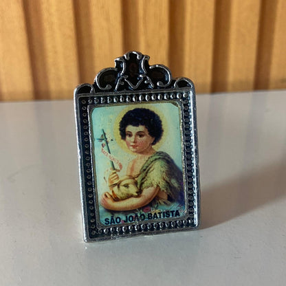 ADORNO DE MESA METAL SÃO JOÃO BATISTA MENINO 5CM (1 UNIDADE)