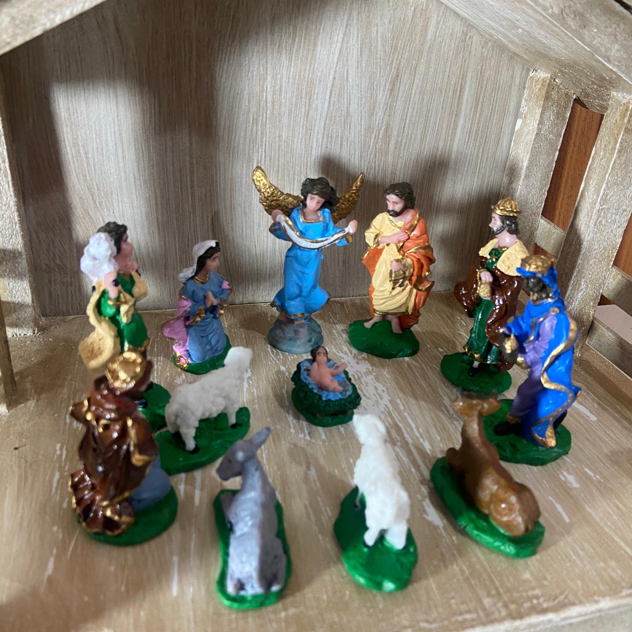 CASINHA COM PRESÉPIO DE RESINA NACIONAL 12 PEÇAS 07CM (CONJUNTO)