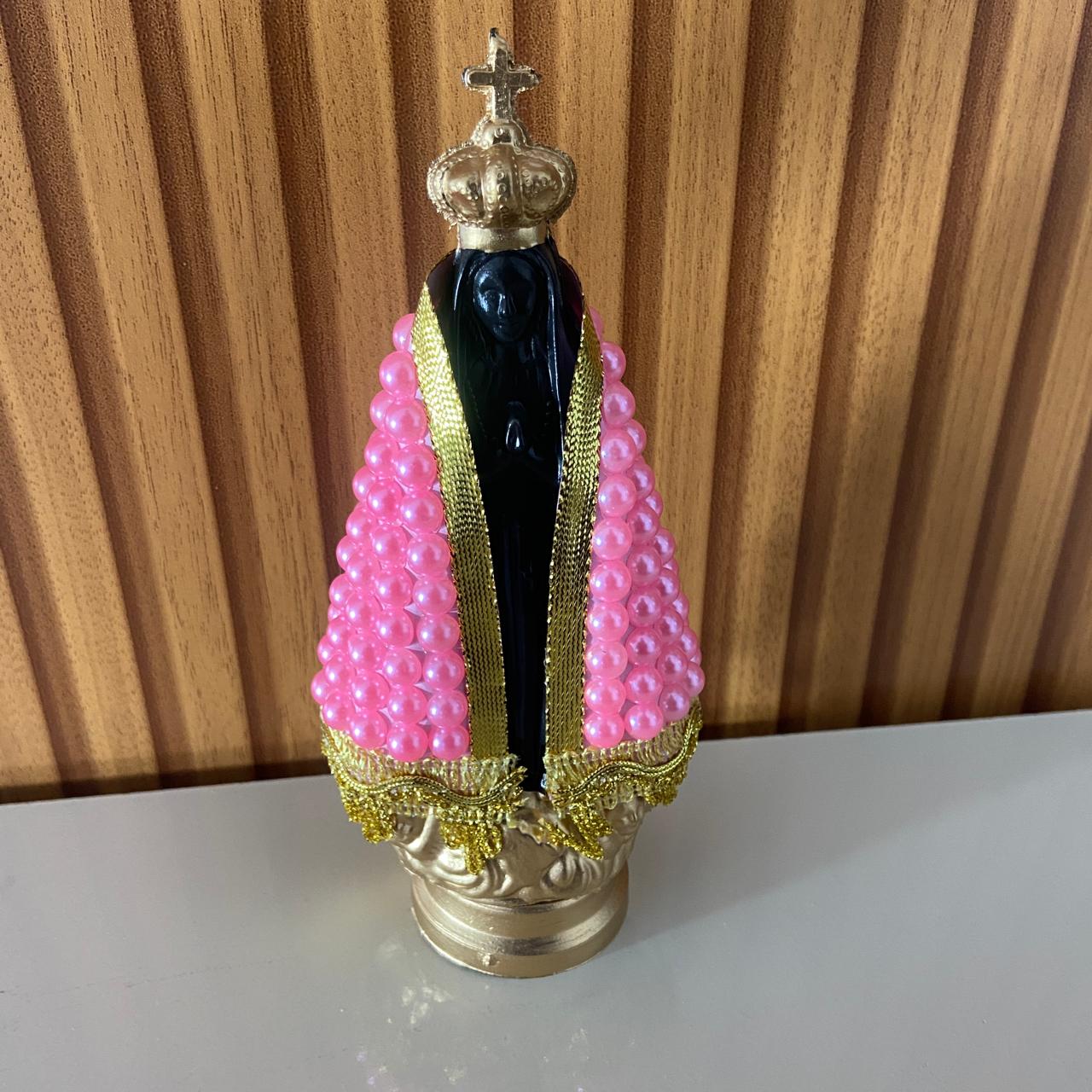 IMAGEM DE PLÁSTICO NOSSA SENHORA APARECIDA COM AREIA MANTO DE PÉROLA ROSA 18CM  (1 UNIDADE)