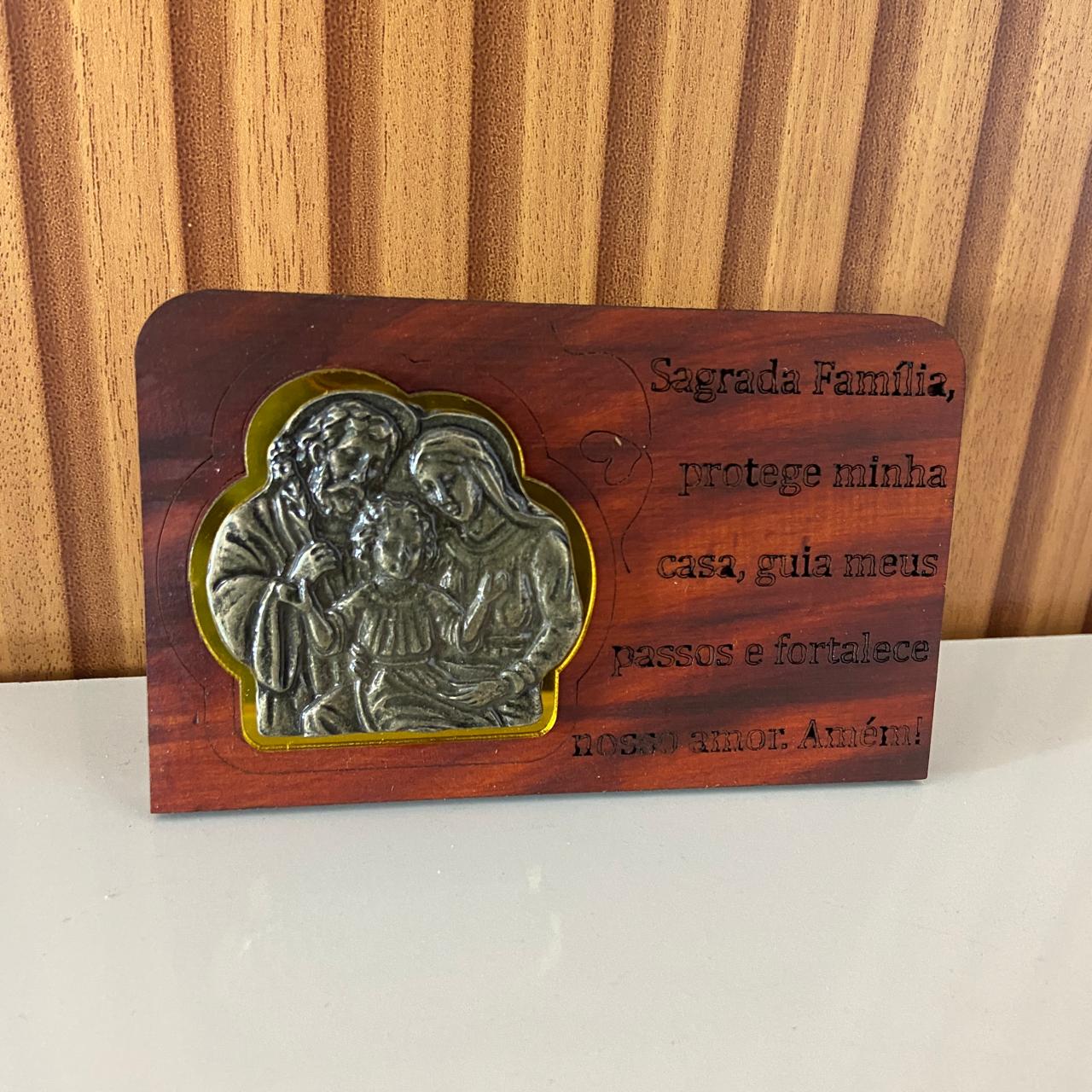 ADORNO DE MESA MADEIRA COM ORAÇÃO SAGRADA FAMÍLIA METAL OURO VELHO 7,7CM (1 UNIDADE)