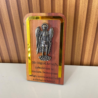 ADORNO DE MESA MADEIRA COM ORAÇÃO SÃO MIGUEL ARCANJO METAL OURO VELHO 13,5CM (1 UNIDADE)