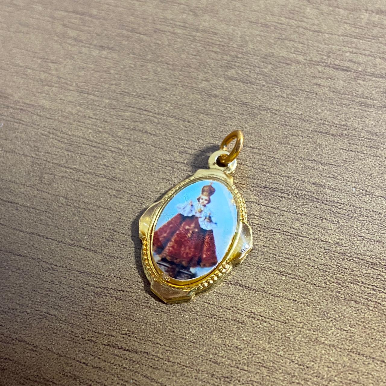 MEDALHA ALUMINIO MENINO JESUS DE PRAGA (12UNIDADES)