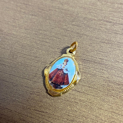 MEDALHA ALUMINIO MENINO JESUS DE PRAGA (12UNIDADES)