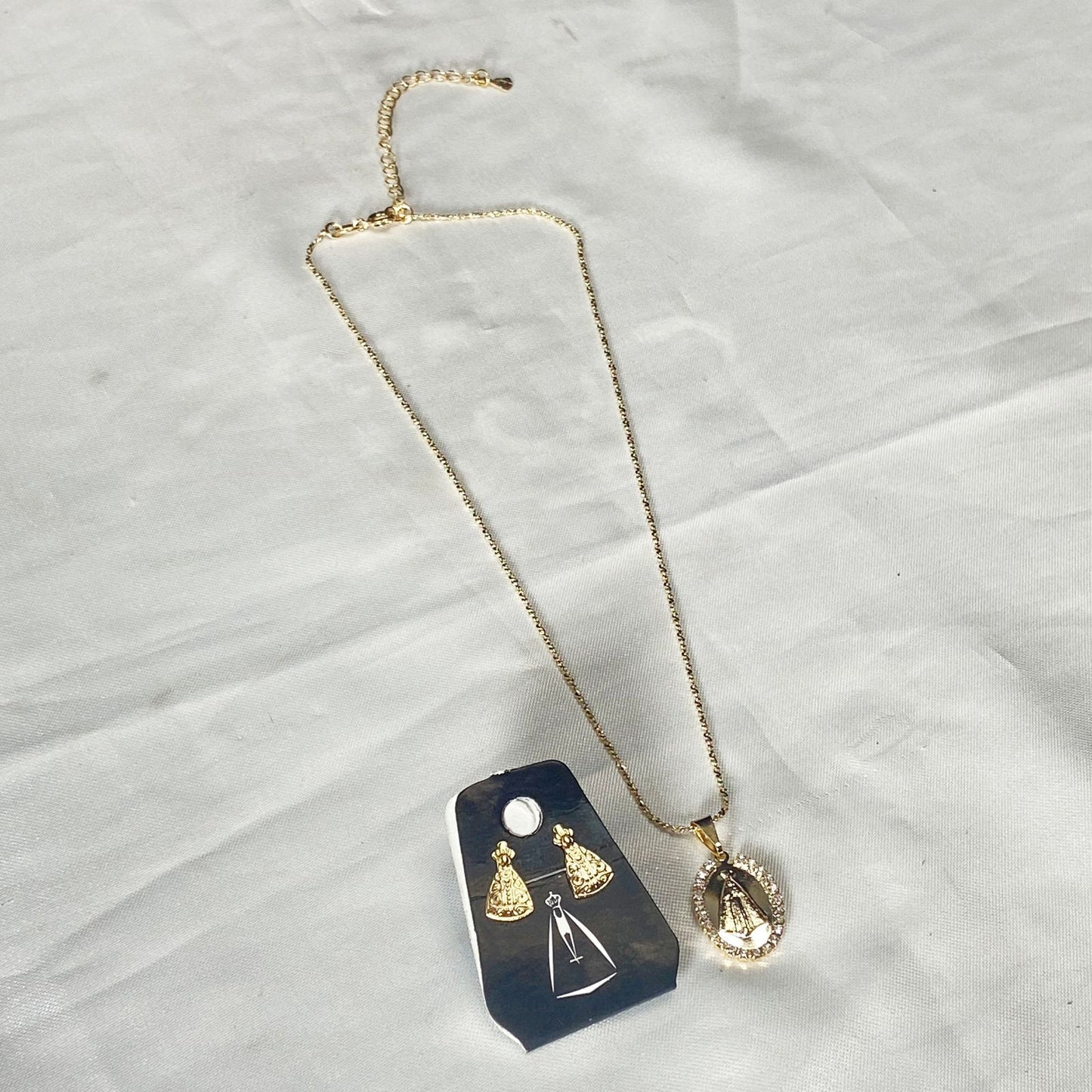 CORRENTE DOURADA COM BRINCO NOSSA SENHORA APARECIDA EM RELEVO COM STRASS BRANCO  ( 1 UNIDADE)