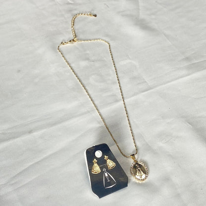CORRENTE DOURADA COM BRINCO NOSSA SENHORA APARECIDA EM RELEVO COM STRASS BRANCO  ( 1 UNIDADE)