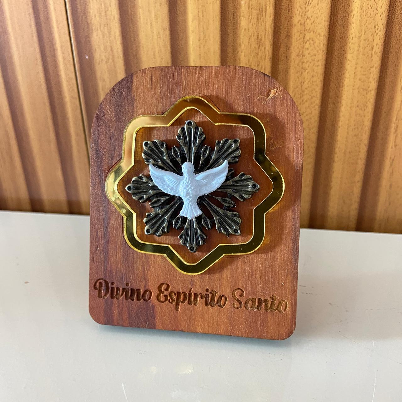 ADORNO DE MESA MADEIRA DIVINO ESPÍRITO SANTO DE METAL COM ACRÍLICO 9,5CM(1 UNIDADE)