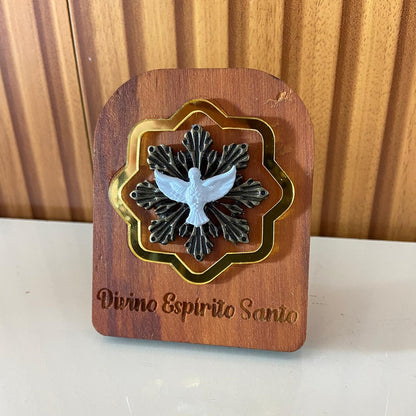 ADORNO DE MESA MADEIRA DIVINO ESPÍRITO SANTO DE METAL COM ACRÍLICO 9,5CM(1 UNIDADE)