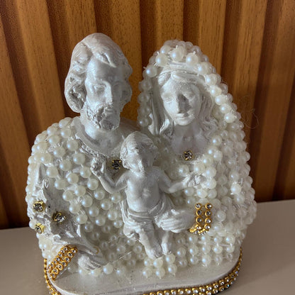 BUSTO DE GESSO SAGRADA FAMÍLIA BRANCO COM PÉROLA E STRASS DOURADO 13CM (1 UNIDADE)