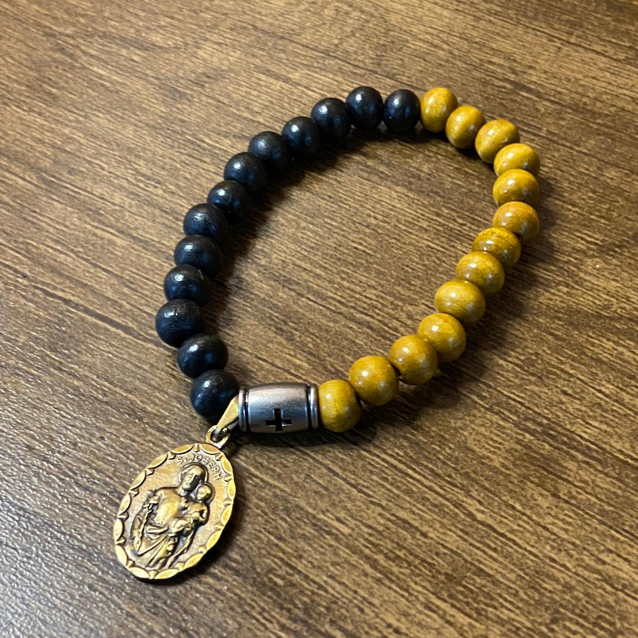 PULSEIRA DE MADEIRA COM MEDALHA PERSONALIZADO (1 UNIDADE)