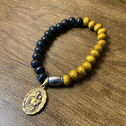 PULSEIRA DE MADEIRA COM MEDALHA PERSONALIZADO (1 UNIDADE)