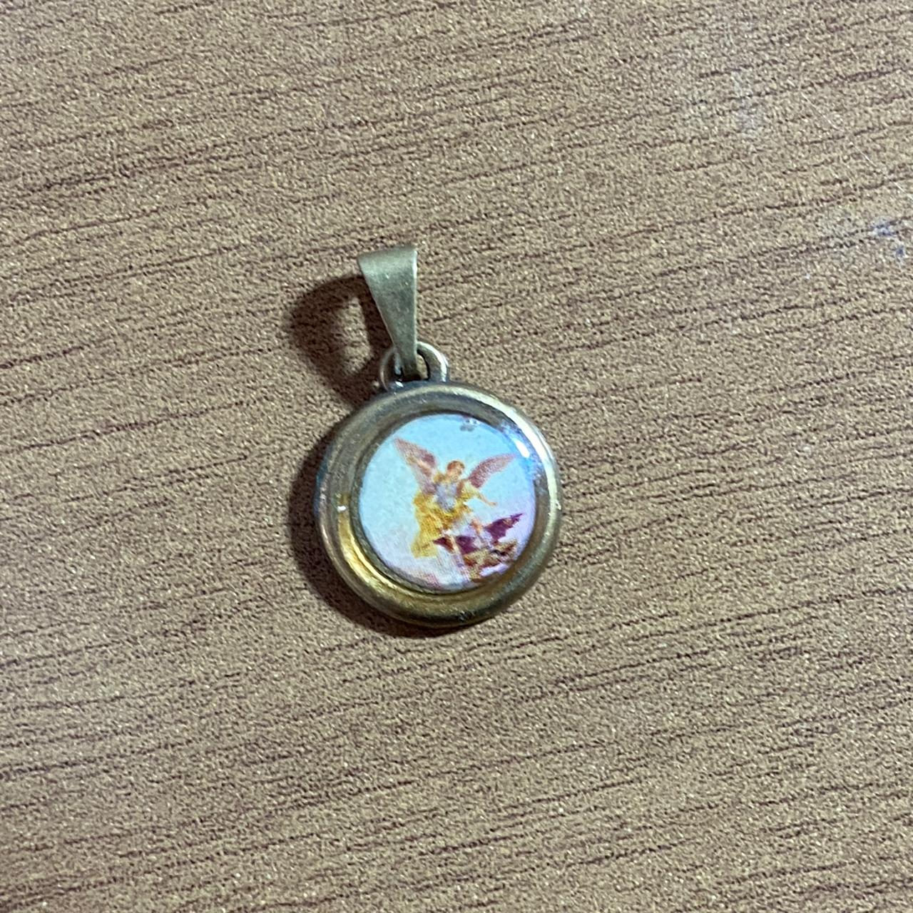 PINGENTE REDONDO OURO VELHO RESINADO SÃO MIGUEL ARCANJO  (6 UNIDADES)