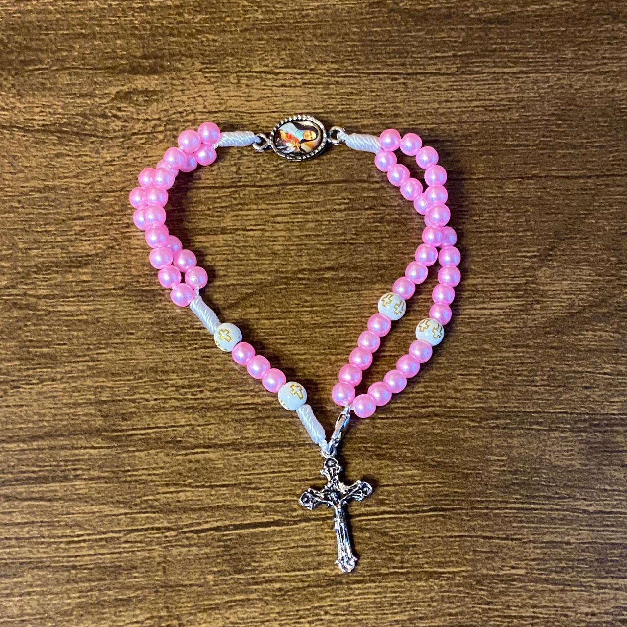 TERÇO PULSEIRA PÉROLA ROSA COM MEDALHA RESINADA SANTA TERESINA (6 UNIDADES)
