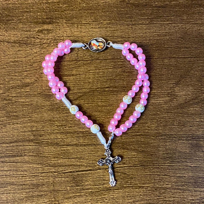 TERÇO PULSEIRA PÉROLA ROSA COM MEDALHA RESINADA SANTA TERESINA (6 UNIDADES)