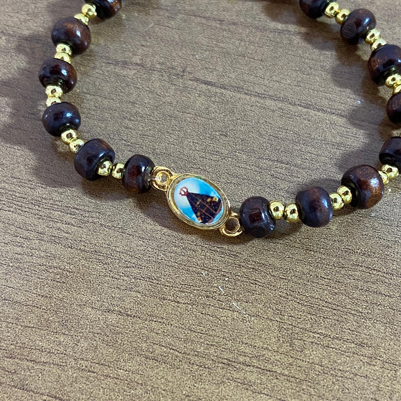 PULSEIRA DE MADEIRA COM MEDALHA NOSSA SENHORA APARECIDA (01 UNIDADE)