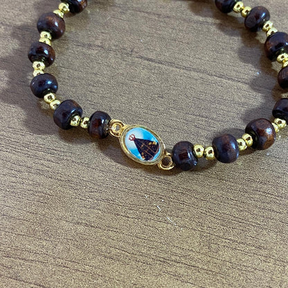 PULSEIRA DE MADEIRA COM MEDALHA NOSSA SENHORA APARECIDA (01 UNIDADE)