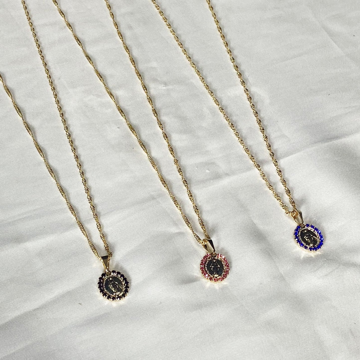 CORRENTE DOURADA OVAL NOSSA SENHORA DAS GRAÇAS P COM STRASS CORES SORTIDAS (3 UNIDADES)