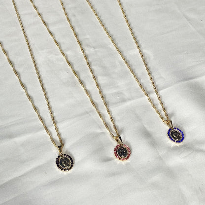 CORRENTE DOURADA OVAL NOSSA SENHORA DAS GRAÇAS P COM STRASS CORES SORTIDAS (3 UNIDADES)