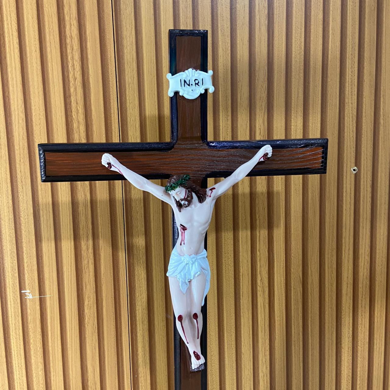 CRUCIFIXO MADEIRA DE MESA COM CRISTO DE RESINA NACIONAL  51,5CM (1 UNIDADE)