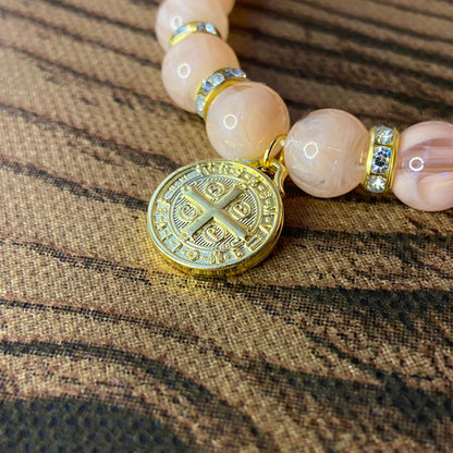PULSEIRA PÉROLA ROSA COM PINGENTE MEDALHA DE SÃO BENTO 08MM  (03 UNIDADES)