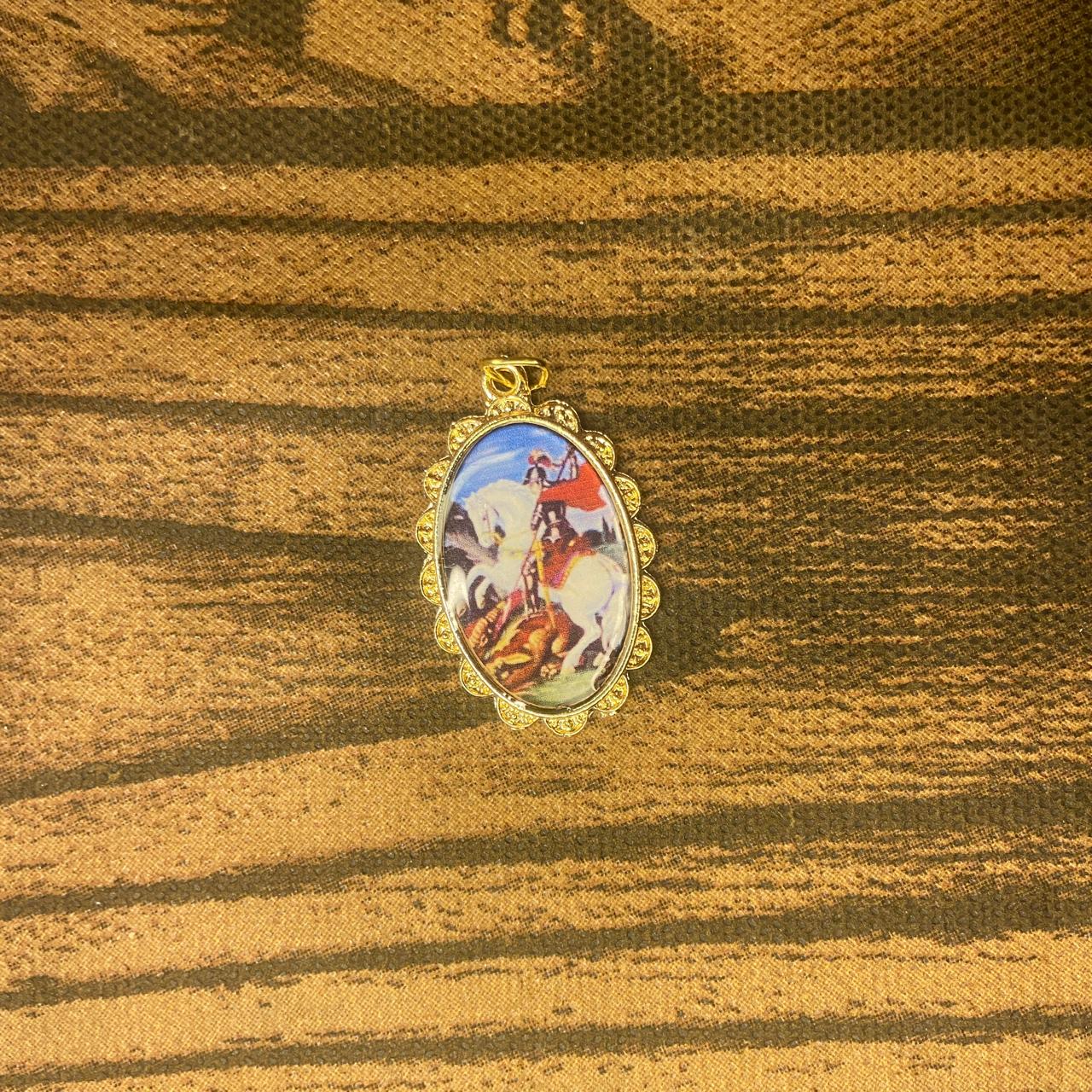 MEDALHA DOURADA RESINADA SÃO JORGE 04CM  ( 3 UNIDADES)