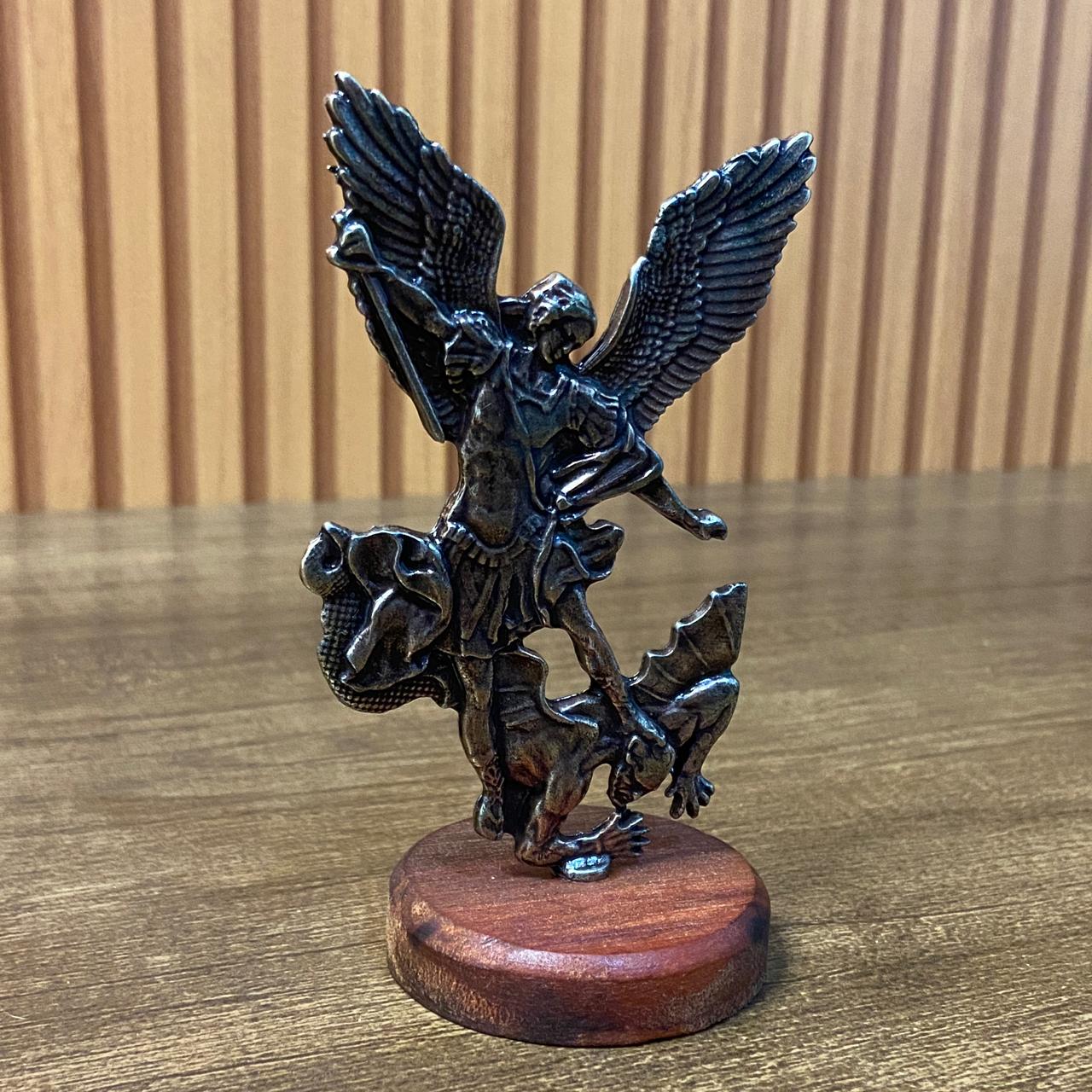 IMAGEM DE MESA METAL OURO VELHO SÃO MIGUEL ARCANJO COM BASE DE MADEIRA 13CM (1 UNIDADE)