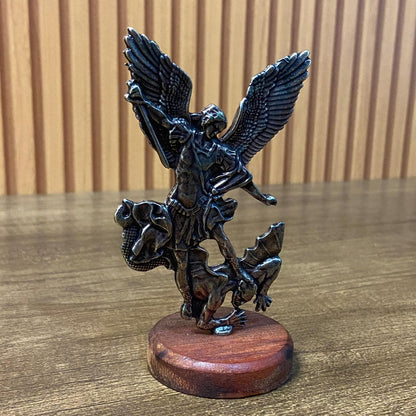 IMAGEM DE MESA METAL OURO VELHO SÃO MIGUEL ARCANJO COM BASE DE MADEIRA 13CM (1 UNIDADE)