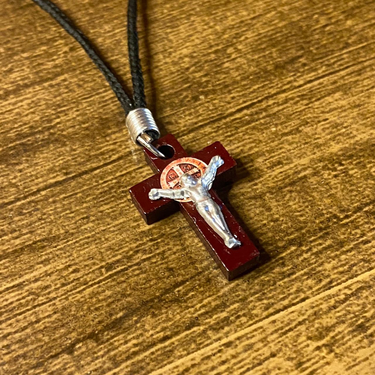 CORDÃO COM CRUCIFIXO SÃO BENTO MADEIRA MARROM (12 UNIDADES)