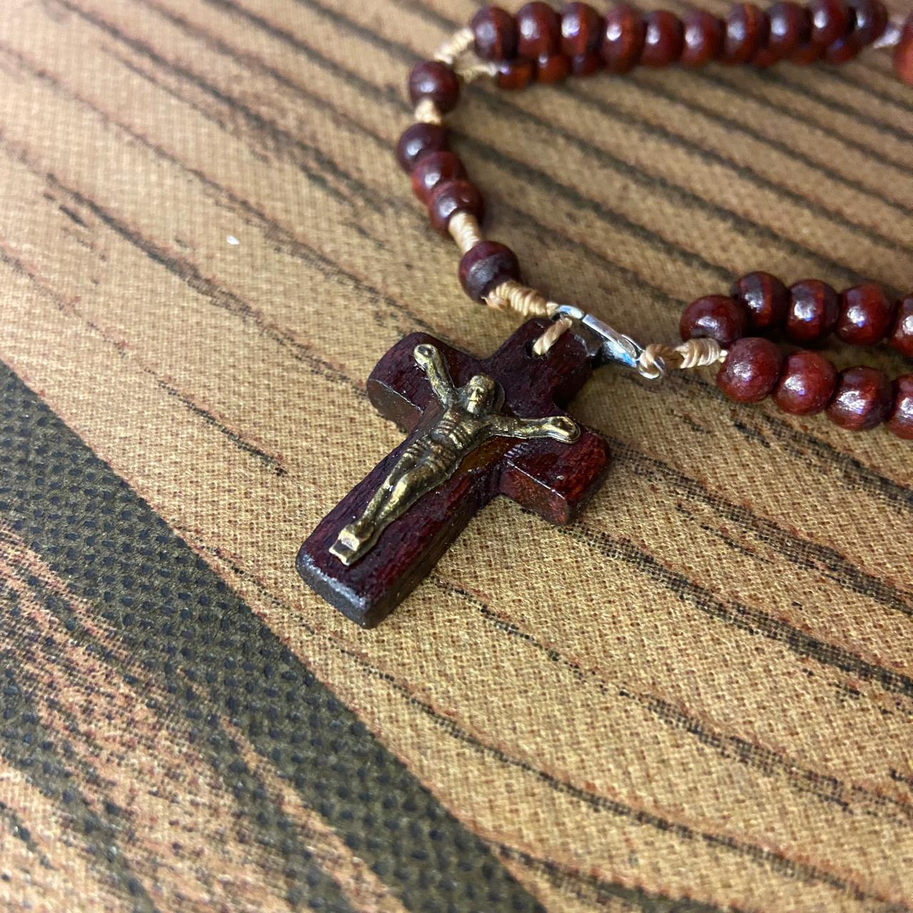 TERÇO PULSEIRA MADEIRA SÃO BENTO MARROM (12 UNIDADES)