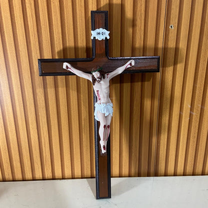 CRUCIFIXO MADEIRA DE PAREDE COM CRISTO DE RESINA NACIONAL  38CM (1 UNIDADE)