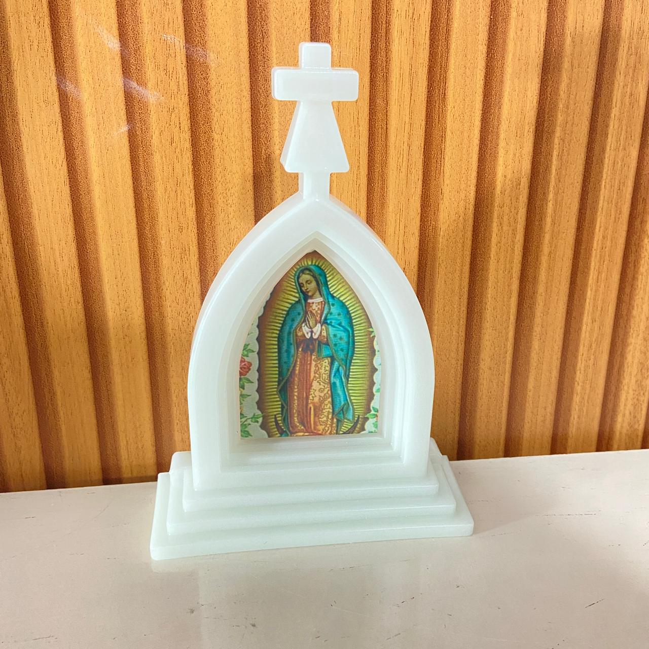 CAPELA ACRÍLICA G NOSSA SENHORA DE GUADALUPE  FLUORESCENTE 18X12CM (1 UNIDADE)