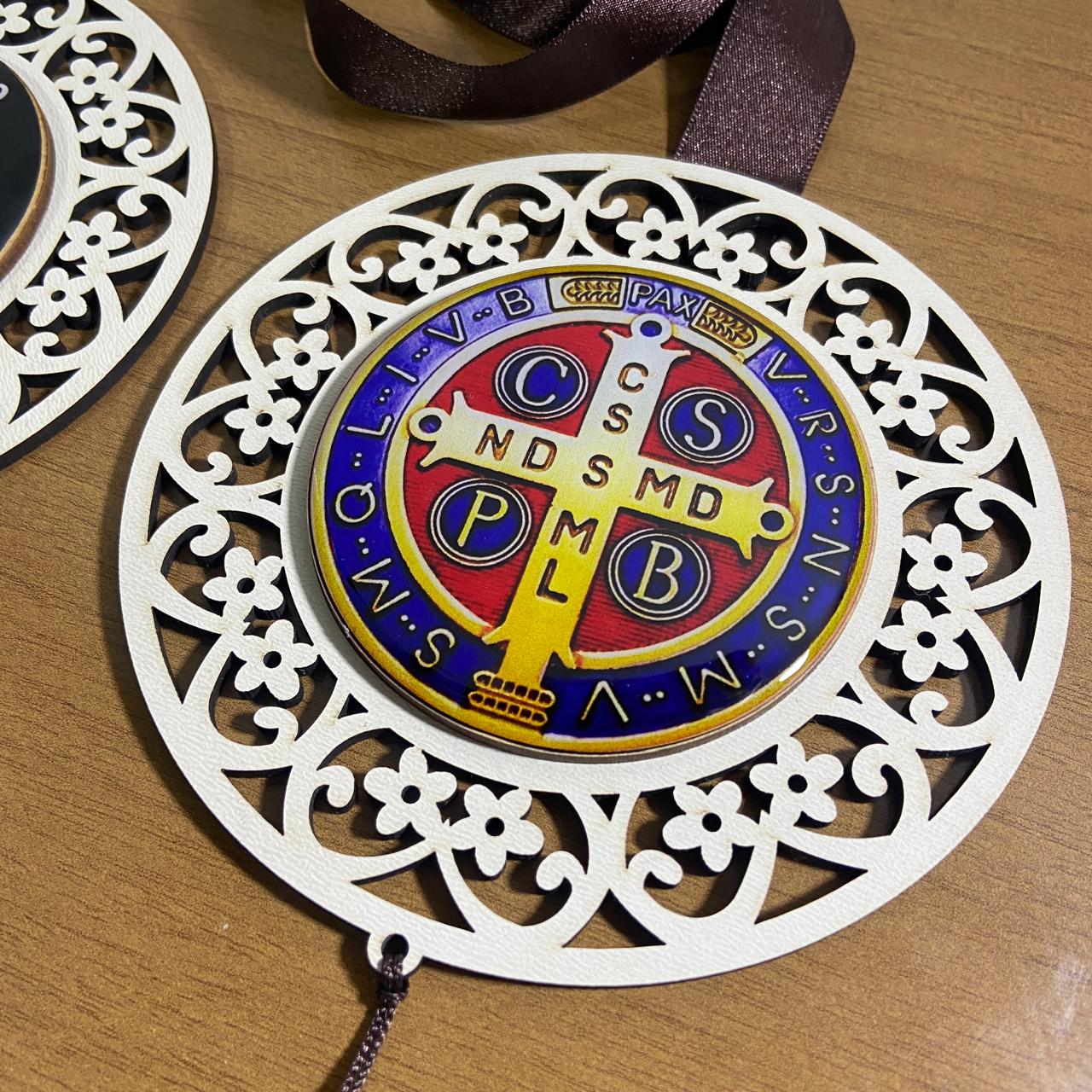 ESCAPULÁRIO DE PORTA BRANCO MEDALHA SÃO BENTO (1 UNIDADE)