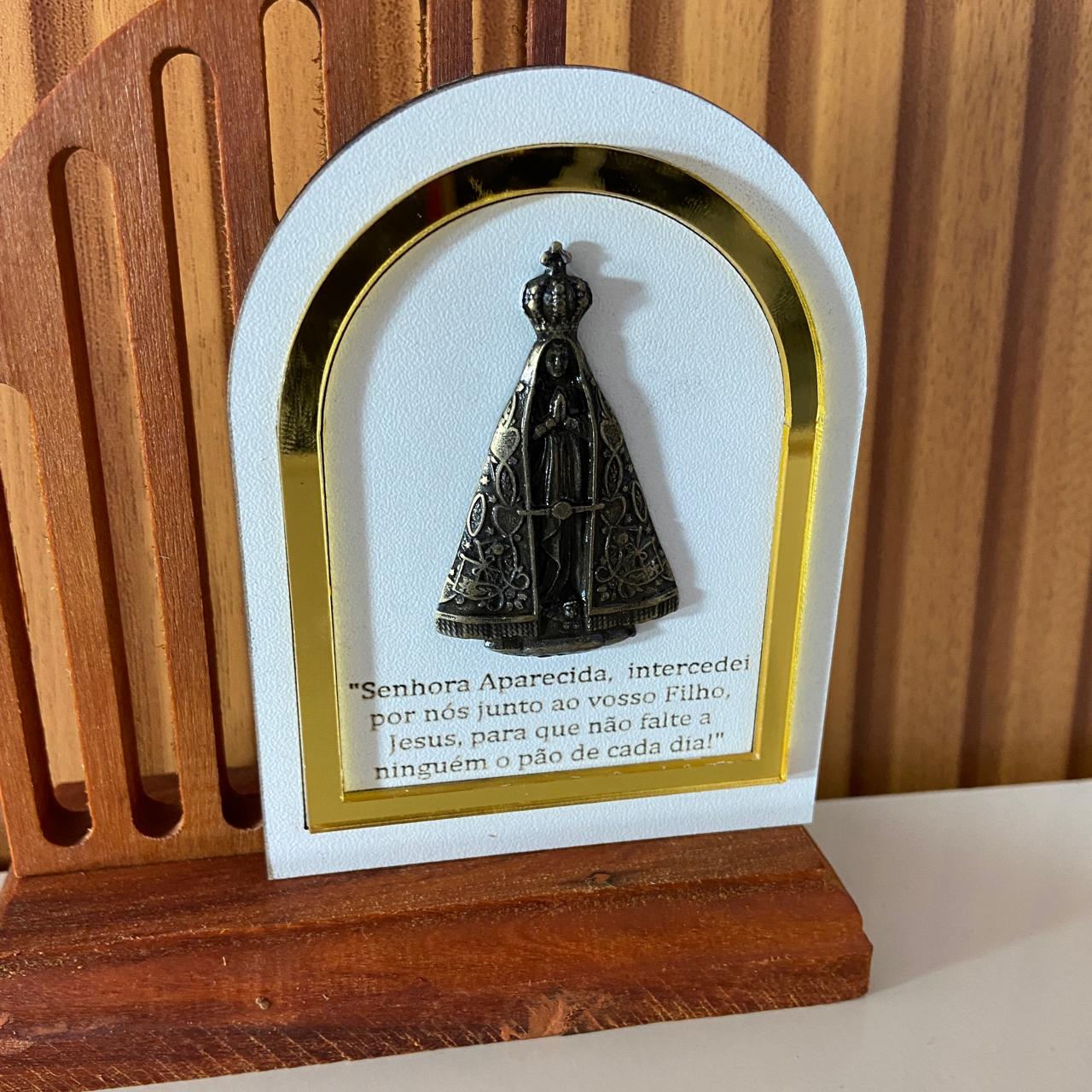 ADORNO DE MESA MADEIRA NOSSA SENHORA APARECIDA DE METAL COM ORAÇÃO 14CM(1 UNIDADE)