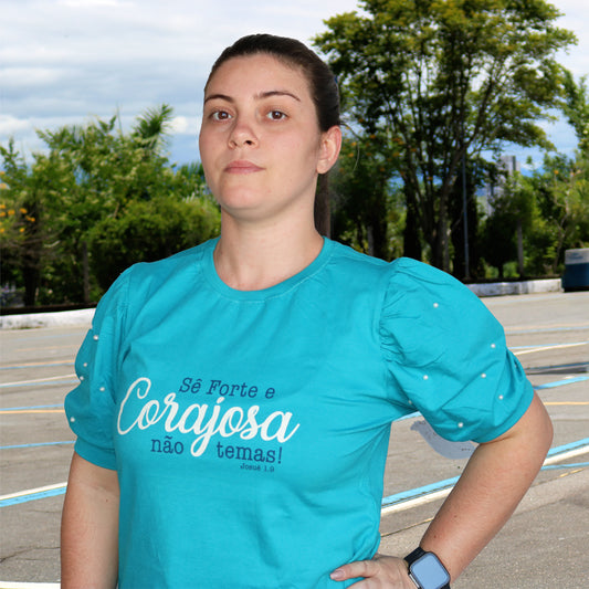 CAMISETA AZUL SÊ FORTE E CORAJOSA MANGA BUFANTE TAMANHO M (1 UNIDADE)