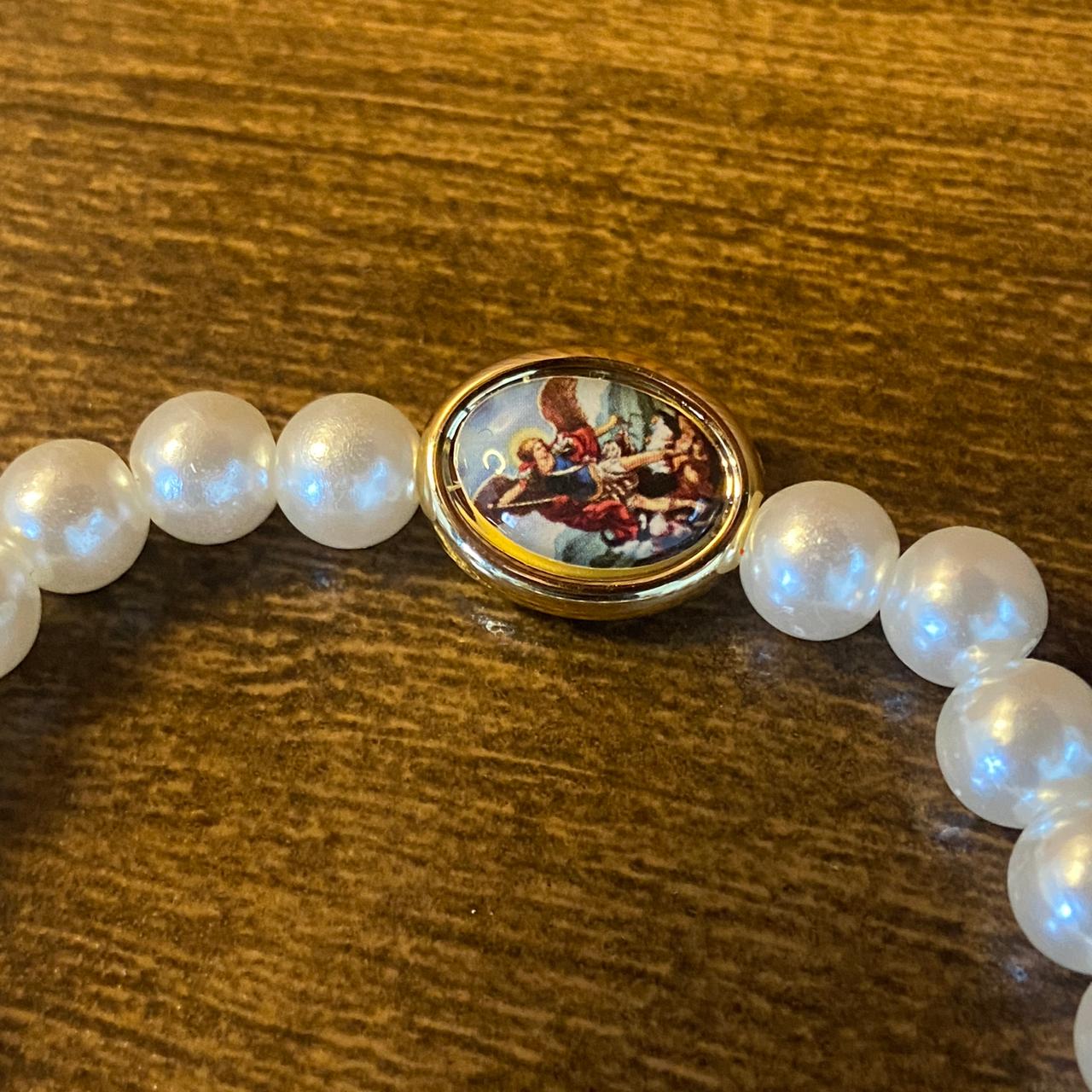 PULSEIRA PÉROLA COM MEDALHA RESINADA SÃO MIGUEL ARCANJO 08MM (06 UNIDADES)