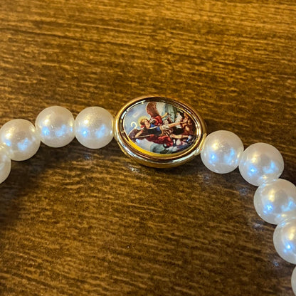 PULSEIRA PÉROLA COM MEDALHA RESINADA SÃO MIGUEL ARCANJO 08MM (06 UNIDADES)