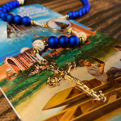 TERÇO PÉROLA AZUL COM MEDALHA RESINADA NOSSA SENHORA APARECIDA 6MM (1 UNIDADE)