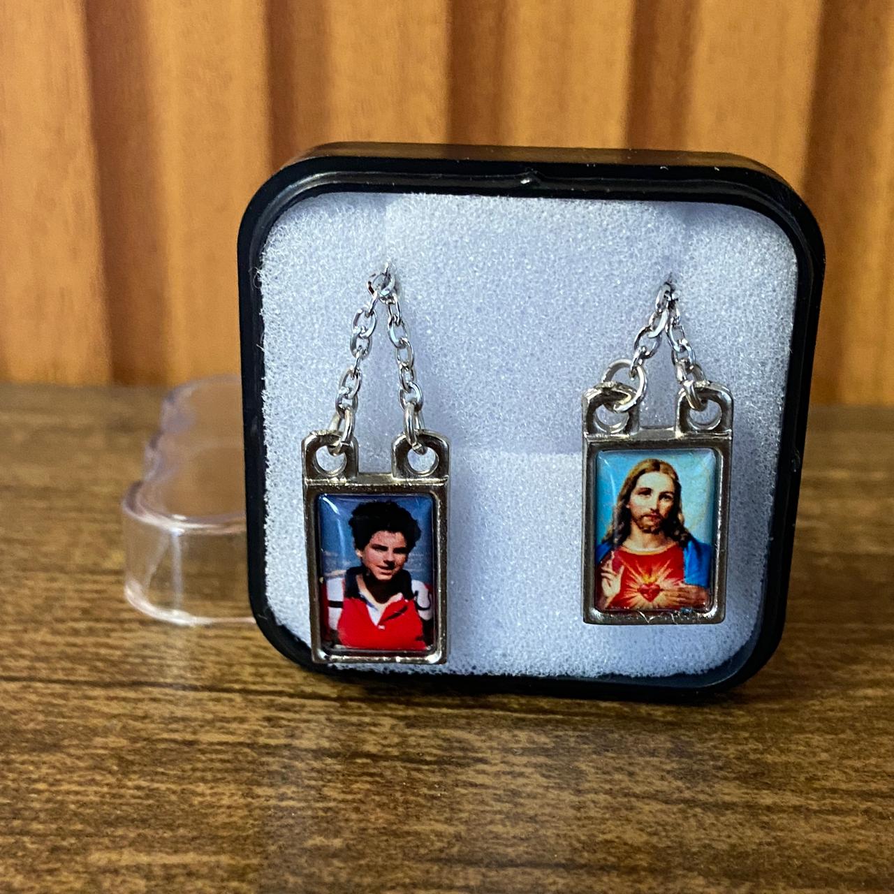 ESCAPULÁRIO INOX RESINADO SAGRADO CORAÇÃO DE JESUS E SÃO CARLO ACUTIS (6 UNIDADES)