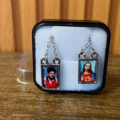 ESCAPULÁRIO INOX RESINADO SAGRADO CORAÇÃO DE JESUS E SÃO CARLO ACUTIS (6 UNIDADES)