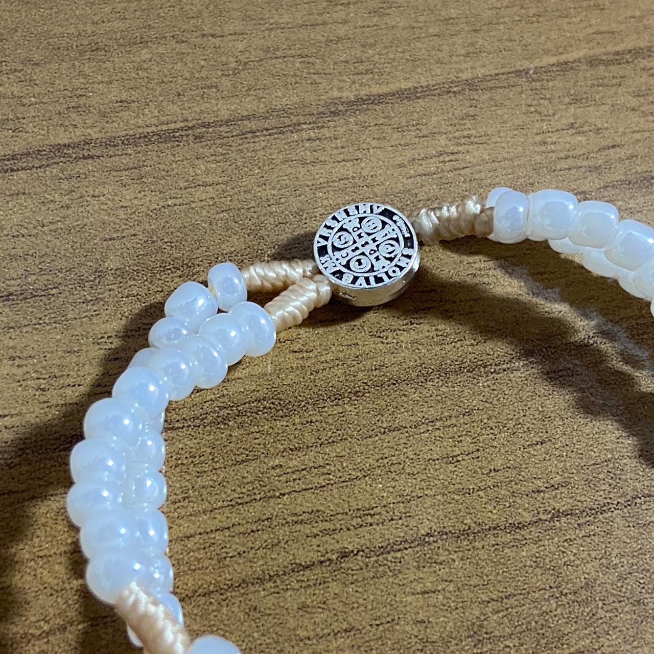 TERÇO PULSEIRA MIÇANGA BRANCA MEDALHA SÃO BENTO 4MM  (6 UNIDADES)