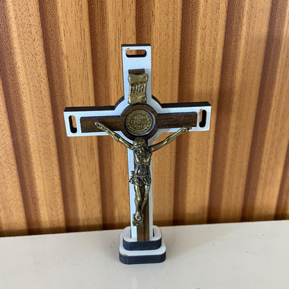 CRUCIFIXO MDF DE MESA BRANCO E TABACO  11,5CM (1 UNIDADE)