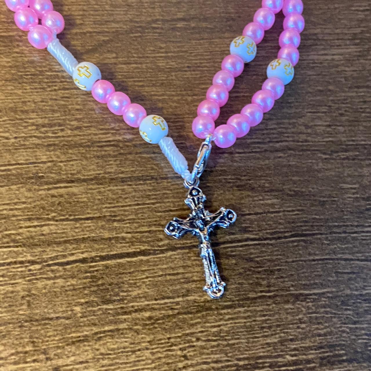 TERÇO PULSEIRA PÉROLA ROSA COM MEDALHA RESINADA SANTA TERESINA (6 UNIDADES)